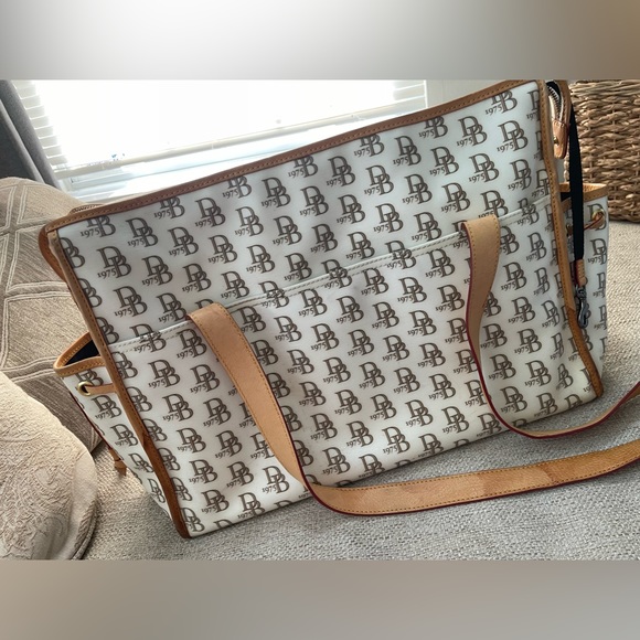 Dooney & Bourke Diaper Bag W/ Changing Mat Signature Pattern White & Brown - Picture 4 of 14